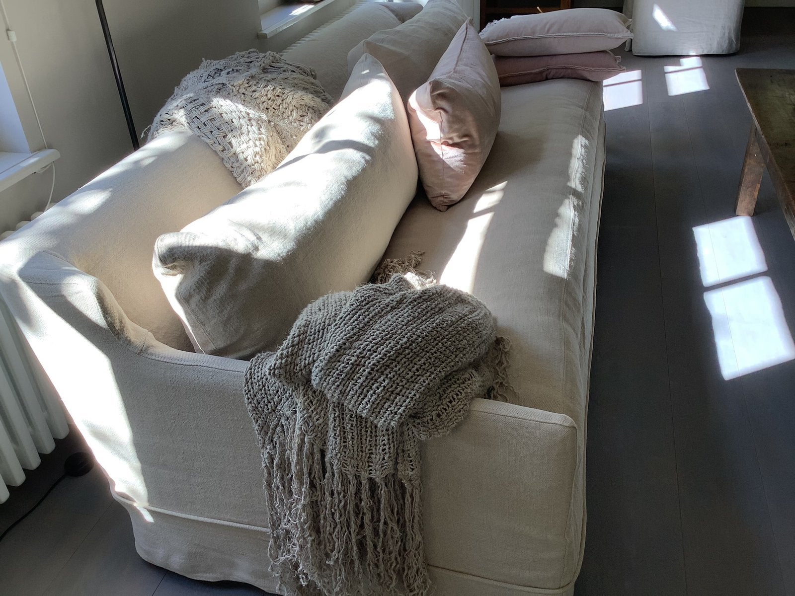 Comfortabele bank in licht beige kleur van 100% linnen., Ophalen, Zo goed als nieuw, Vierpersoons of meer