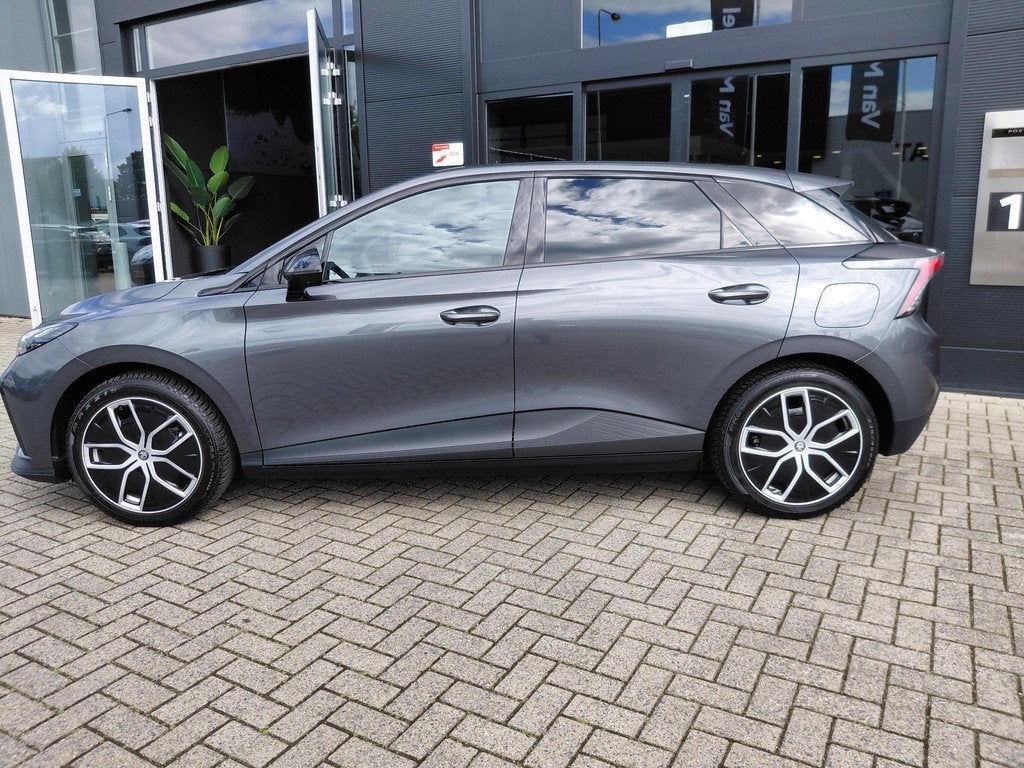 MG 4 Luxury 64 kWh, Auto's, MG, Automaat, 12 maanden, Achterwielaandrijving, Gebruikt