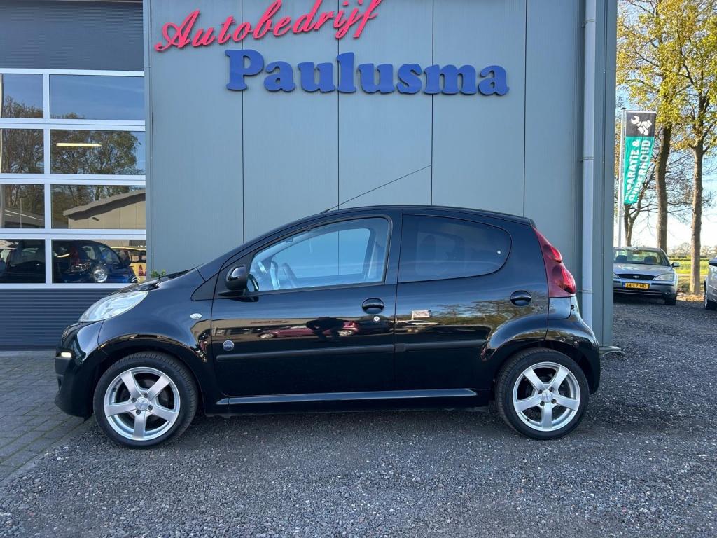 Peugeot 107 1.0 Envy Airco|Bluetooth|Lm-velgen (bj 2012), Auto's, Peugeot, Euro 5, Stof, Gebruikt, Zwart