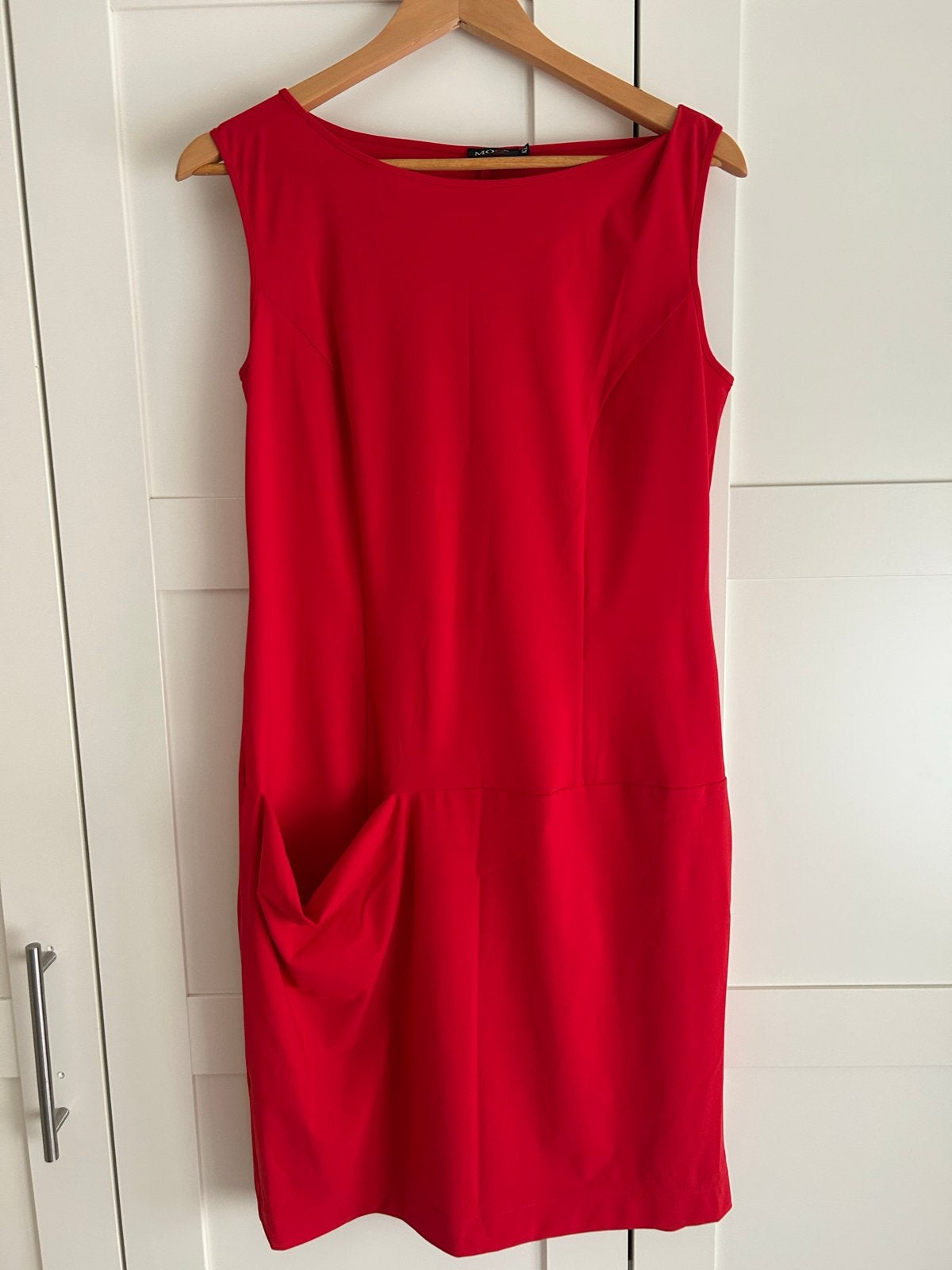 MOQ Rode Travelstof Jurk Maat 42 - Netjes of Casual, Ophalen of Verzenden, Gedragen, Maat 42/44 (L), Rood