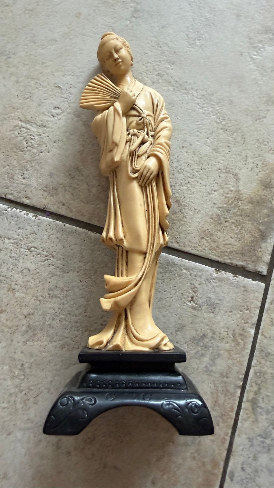 Oosters beeldje van vrouw met waaier op sokkel, Ophalen of Verzenden, 20 - 50 cm, Op sokkel, Beeld