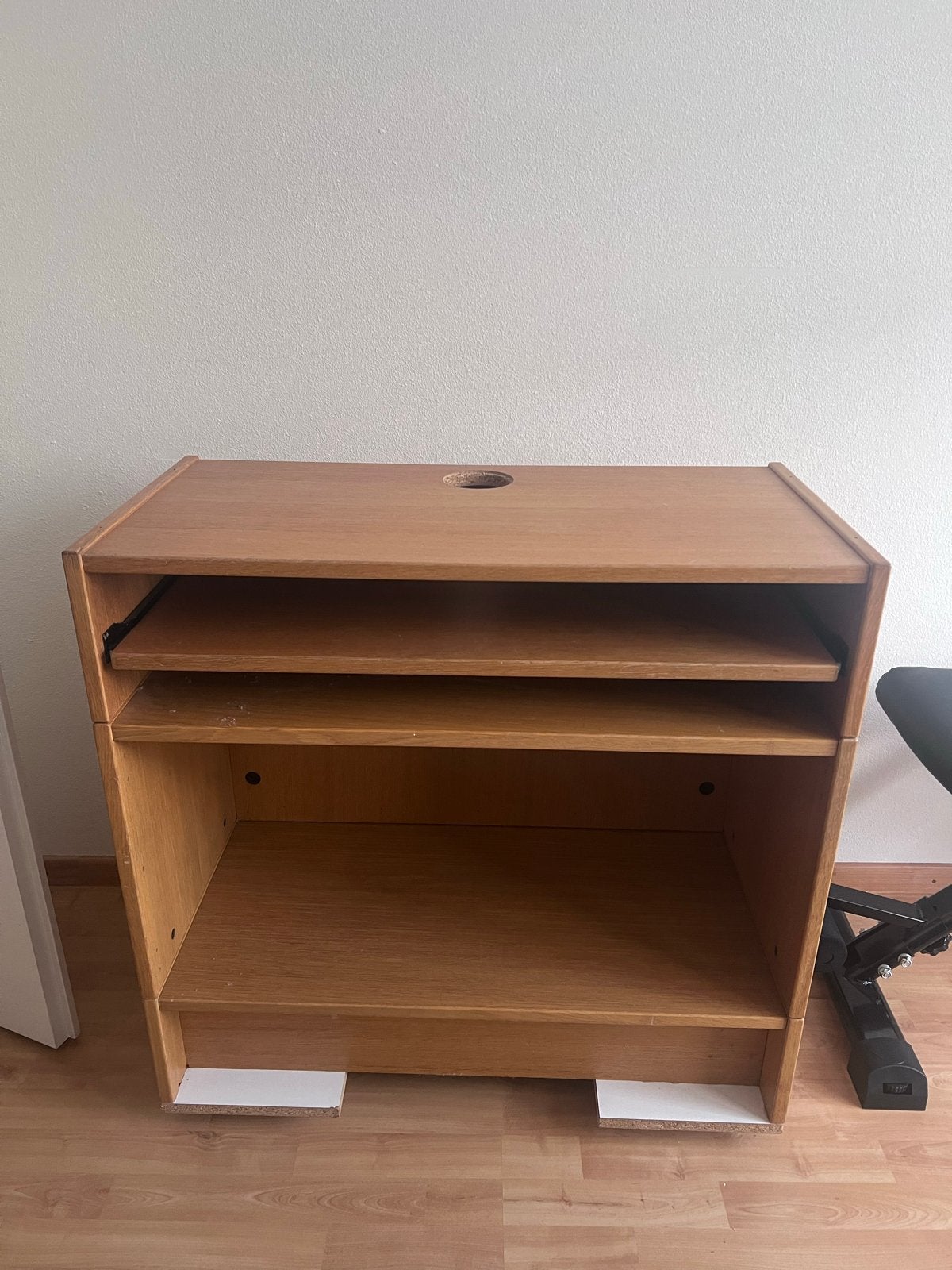 Gratis houten tv/computermeubel met wieltjes, Gebruikt, Minder dan 100 cm, 25 tot 50 cm, Overige houtsoorten