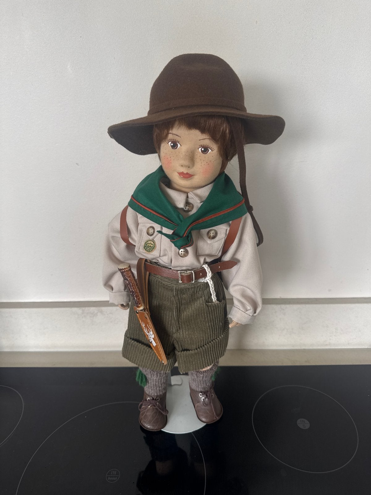 Vintage Jongenspop in Scout Outfit - Handgemaakt 50 cm hoog, Ophalen of Verzenden, Zo goed als nieuw, Pop