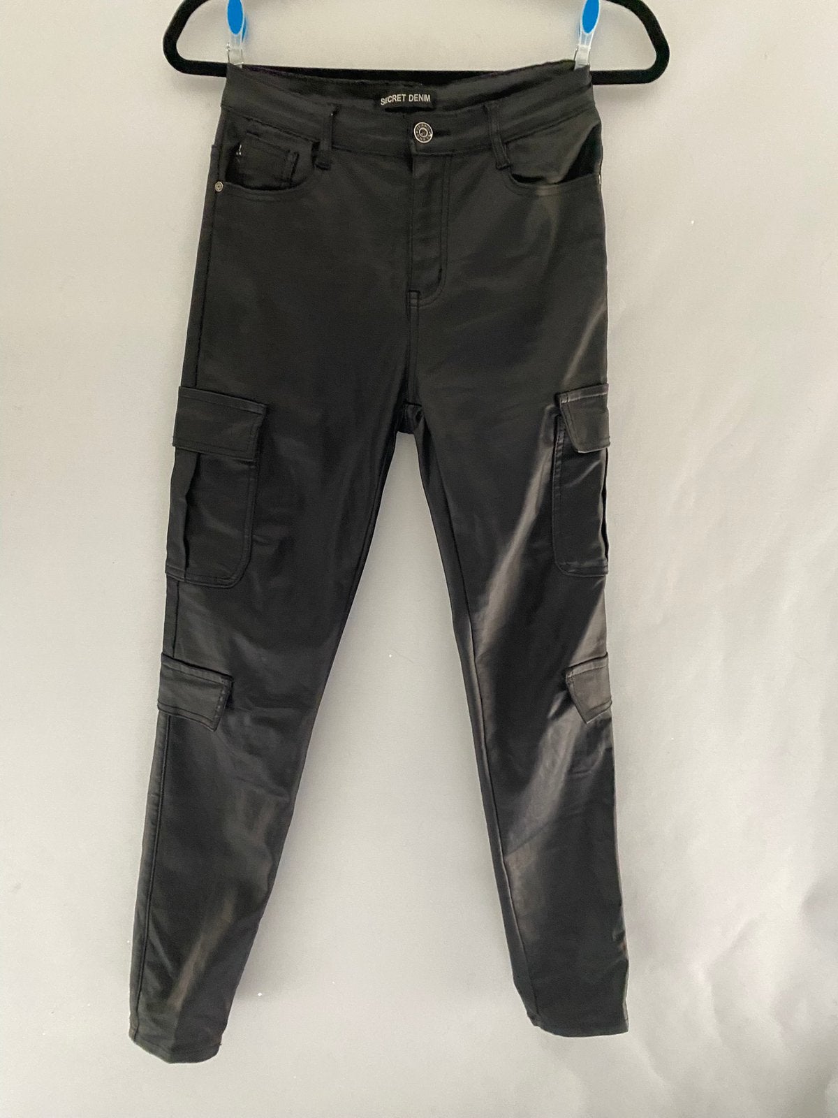 Secret Denim zwarte coated cargo broek maat S/36 –Skinny fit, Kleding | Dames, Broeken en Pantalons, Zwart, Ophalen of Verzenden