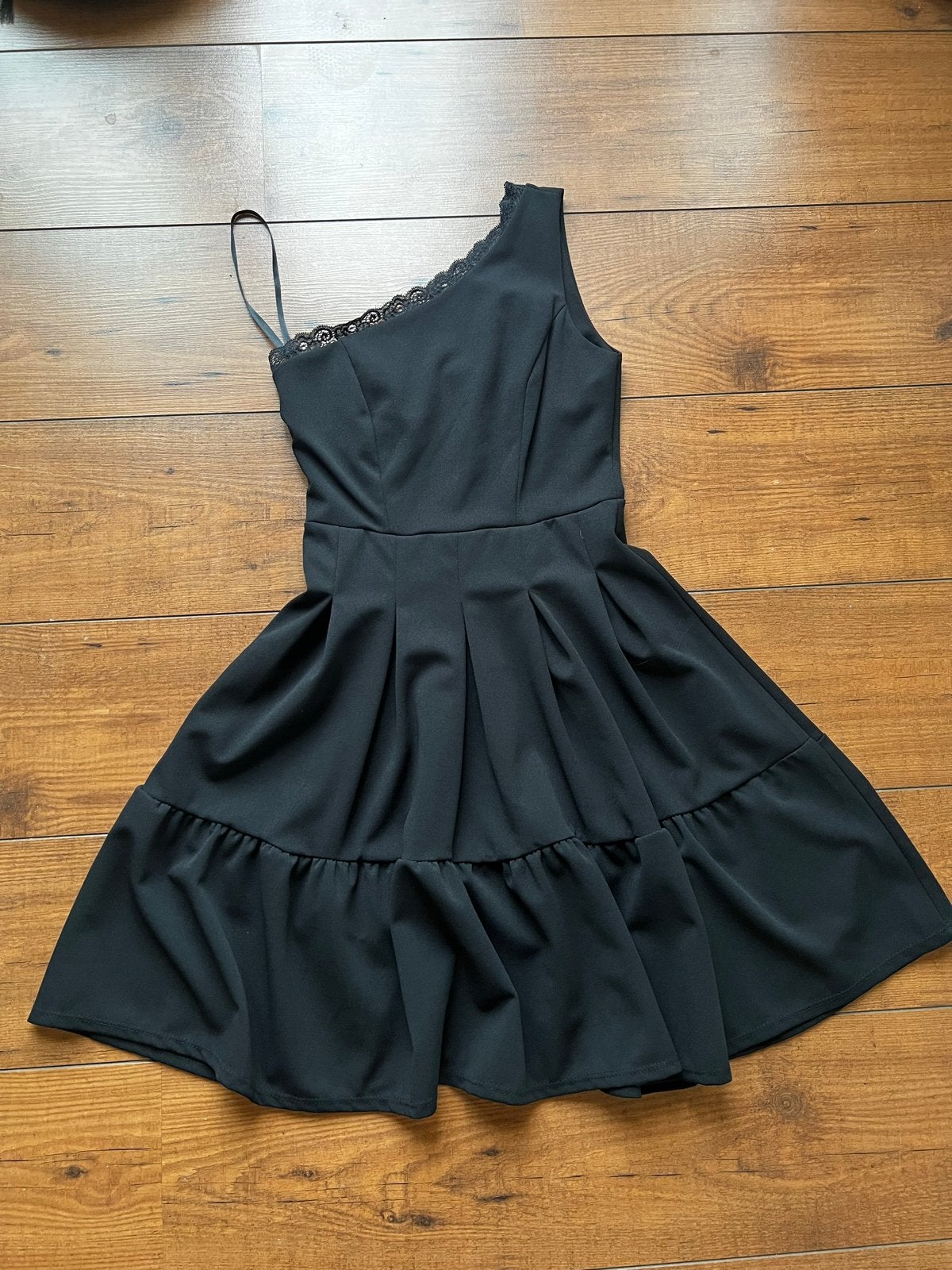Zwarte one-shoulder jurk met kant - WalG, Zwart, Ophalen of Verzenden, Zo goed als nieuw, Maat 34 (XS) of kleiner