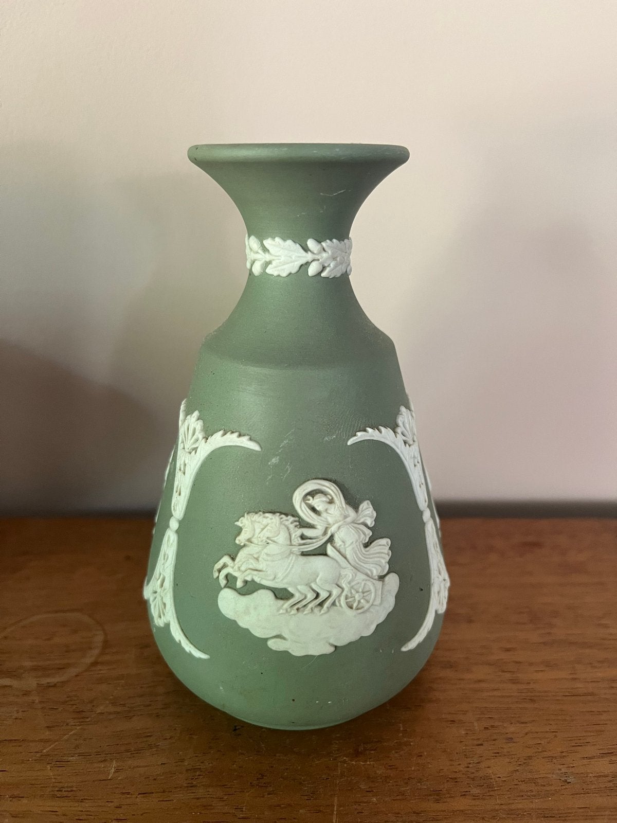 Wedgwood Jasperware vaasje in saliegroen, Antiek en Kunst, Ophalen of Verzenden