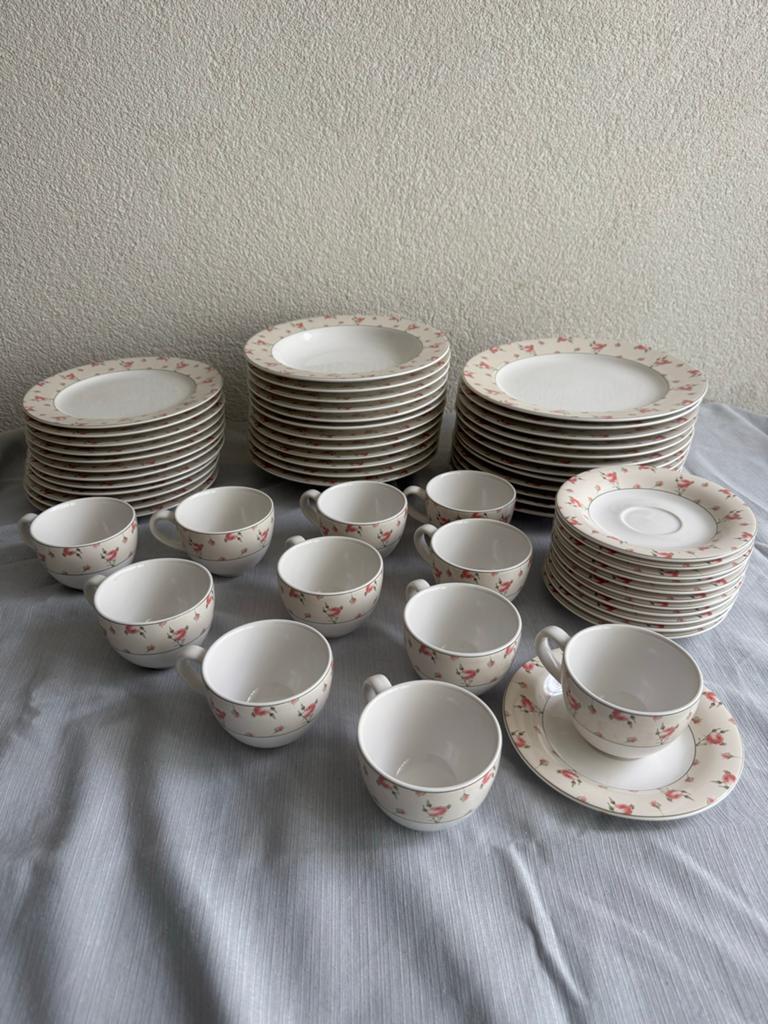 Compleet servies met rozenprint - Merk: Wall Paper, Huis en Inrichting, Keramiek, Ophalen of Verzenden, Zo goed als nieuw, Overige stijlen