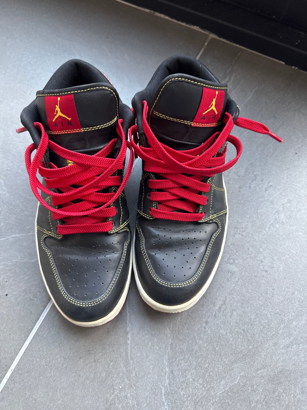 Nike Air Jordan 1 Mid - Zwart/Rood/Geel US11 UK10, Ophalen of Verzenden, Gedragen, Zwart, Sneakers of Gympen
