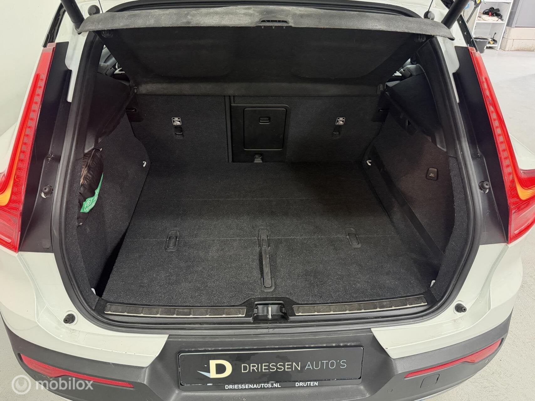 Foto 10 van Volvo XC40 2.0 T4 AWD R-Design AUTOMAAT / CARPLAY