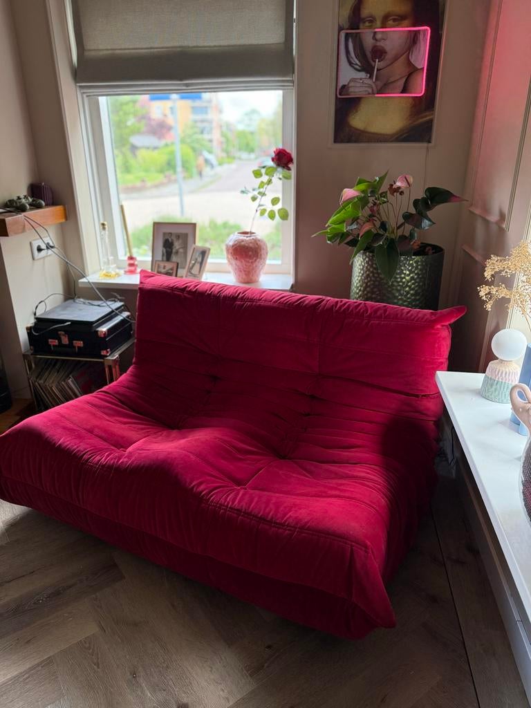 Ligne roset togo rode twee zits bank - Zo goed als nieuw, Huis en Inrichting, Ophalen, 150 tot 200 cm, Tweepersoons, 75 tot 100 cm