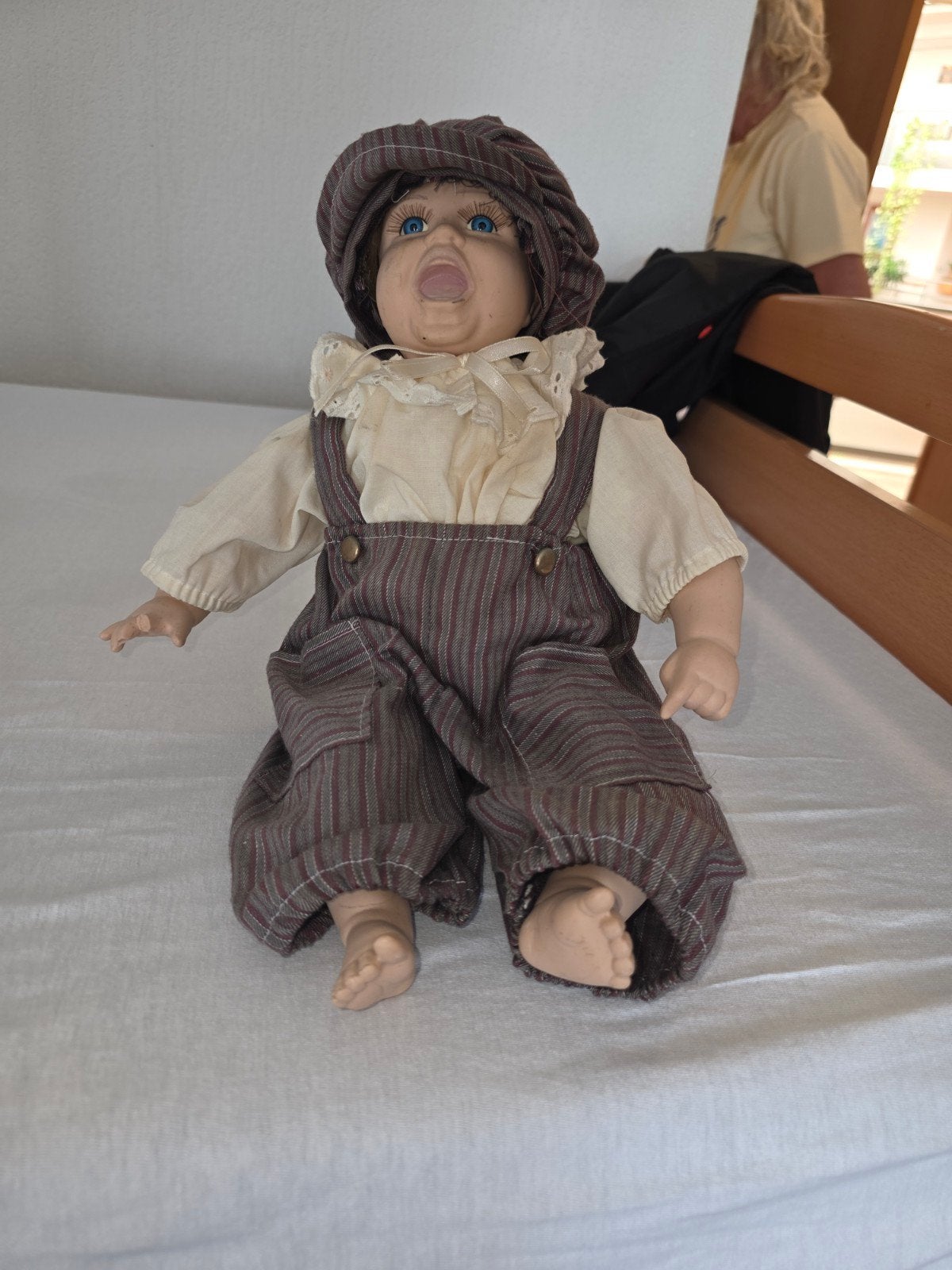 Vintage Babypop met gestreepte tuinbroek en pet, Ophalen of Verzenden, Gebruikt, Babypop