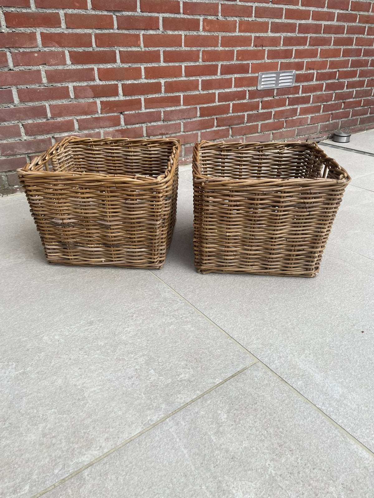 Set van 2 rieten manden - vierkant, Huis en Inrichting, Woonaccessoires | Schalen en Manden, Gebruikt, Mand, Vierkant, Riet, Ophalen