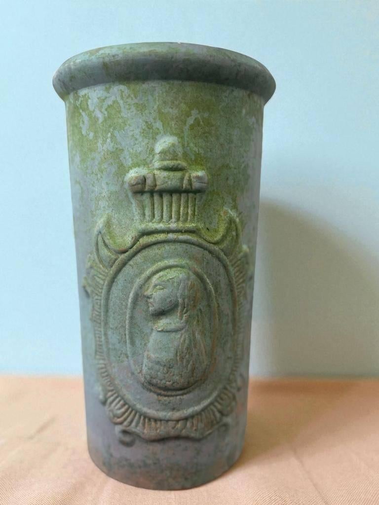 Vintage stenen pot / vaas met medaillon, Antiek en Kunst, Curiosa en Brocante, Ophalen