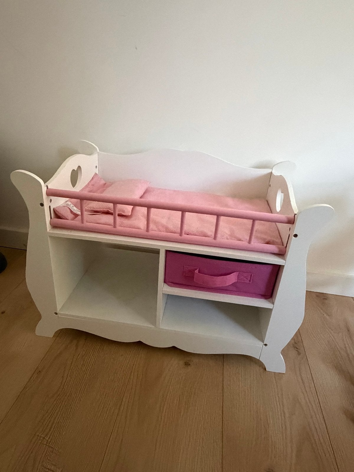 Poppenbedje met commode en opbergruimte, Kinderen en Baby's, Ophalen of Verzenden, Zo goed als nieuw, Overige typen