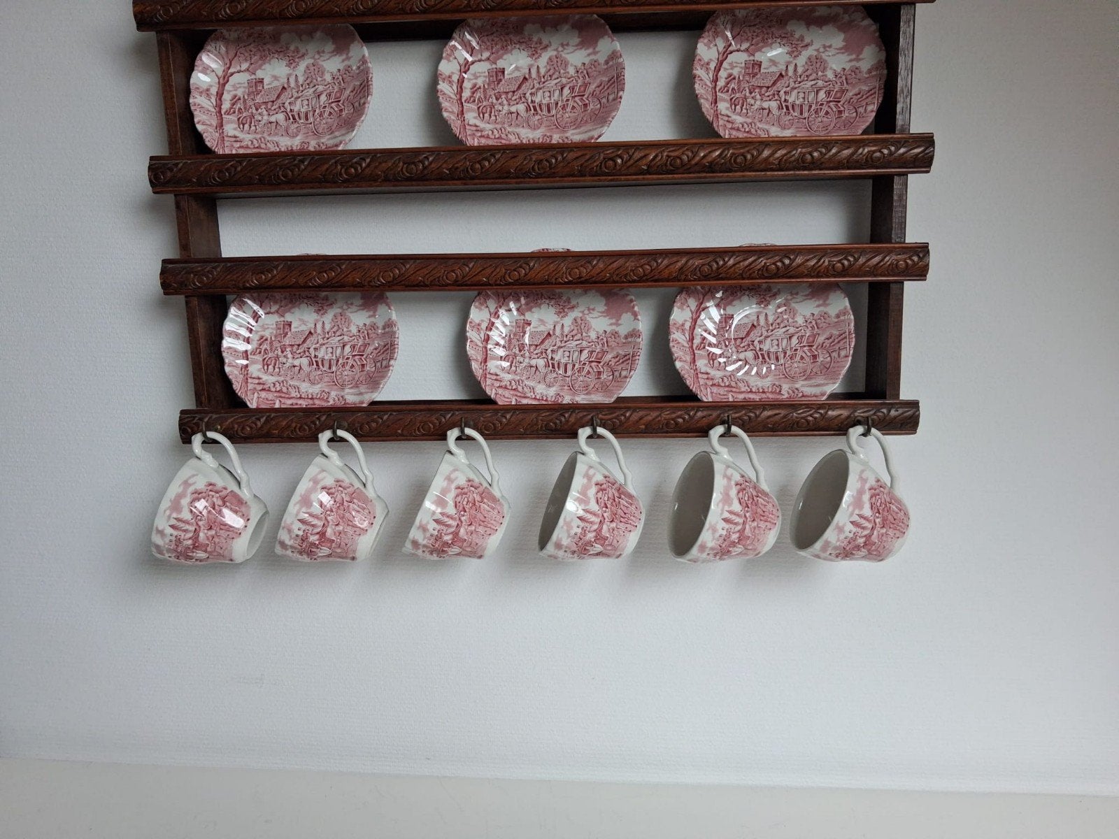 Antieke houten wandrek met rood-wit servies, Ophalen of Verzenden