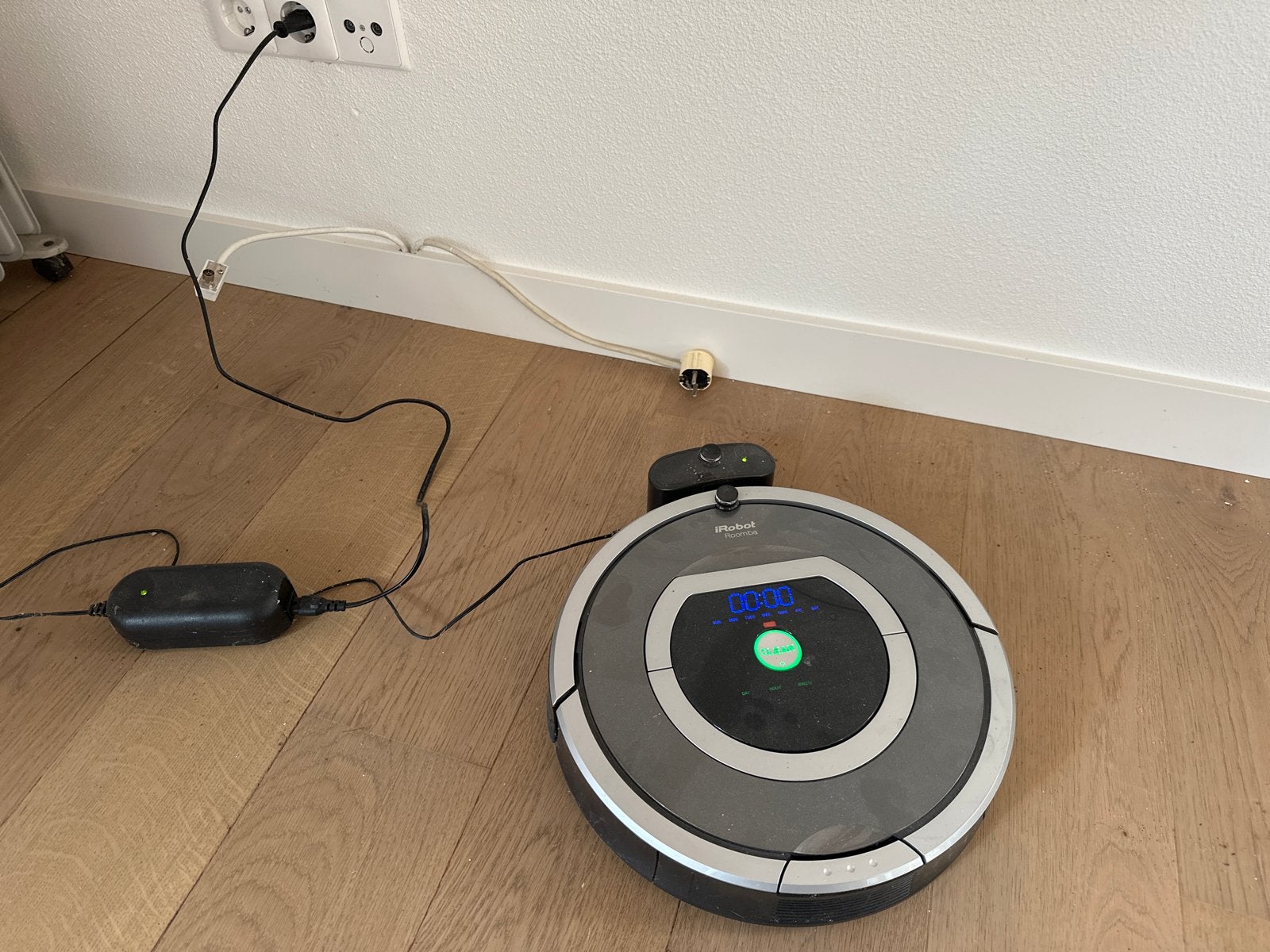 iRobot Roomba Robotstofzuiger - mist een vegertje, Ophalen, Gebruikt, IRobot, Oplaadstation