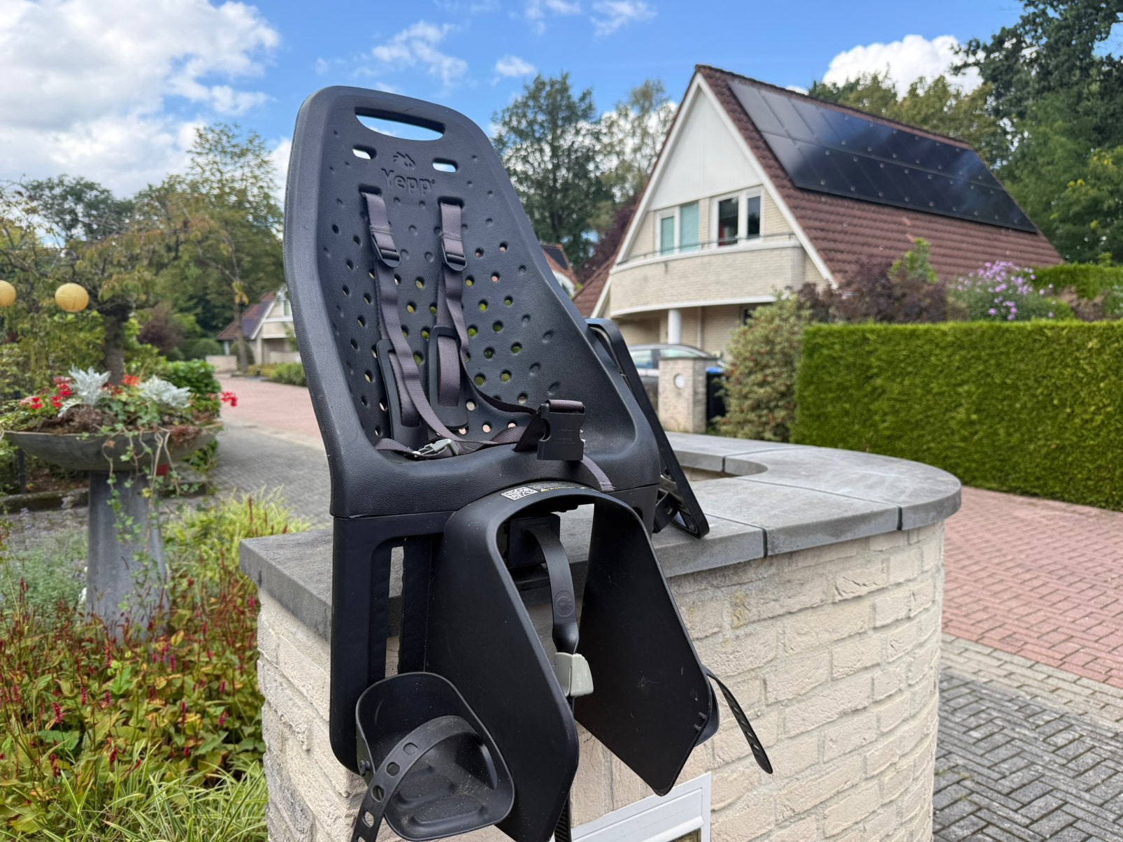 Yepp kinderzitje achterop met hulpdrager, Ophalen of Verzenden, Gebruikt, Achterzitje, Voetsteuntjes