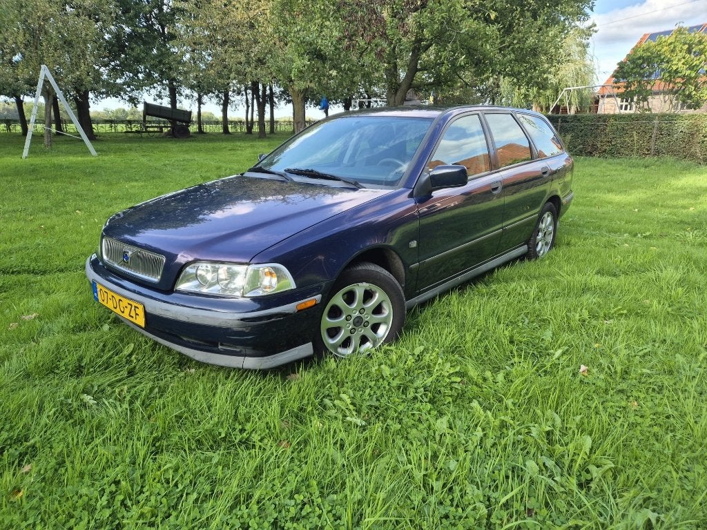Volvo V40 1.8 AUT 1999 van een oud vrouwtje geweest, Auto's, 4 cilinders, Blauw, Leder en Stof, Traction-control