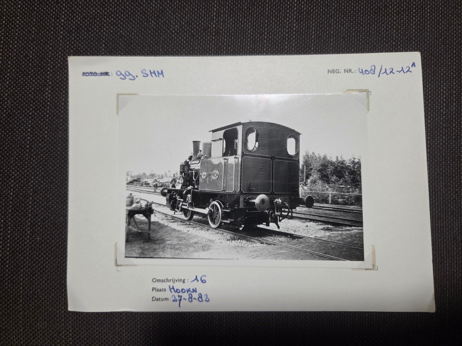 Zwart-wit foto stoomlocomotief Hoorn 1983, Verzamelen, Spoorwegen en Tramwegen, Ophalen of Verzenden, Gebruikt, Trein, Kaart of Prent