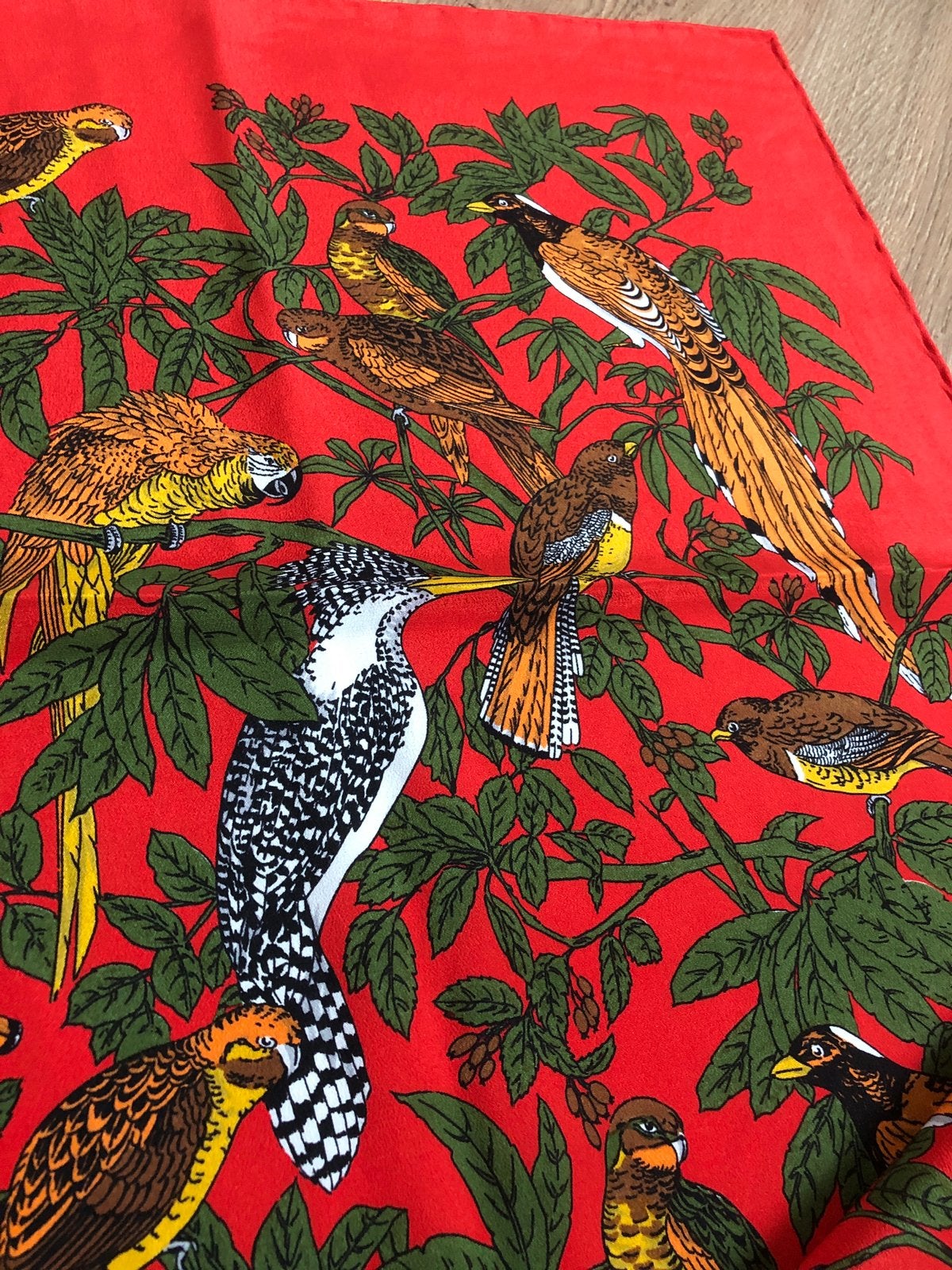 Etienne aigner rode vogels zijde vierkante sjaal, Aigner, Maat 46/48 (XL) of groter, Ophalen of Verzenden, Zo goed als nieuw