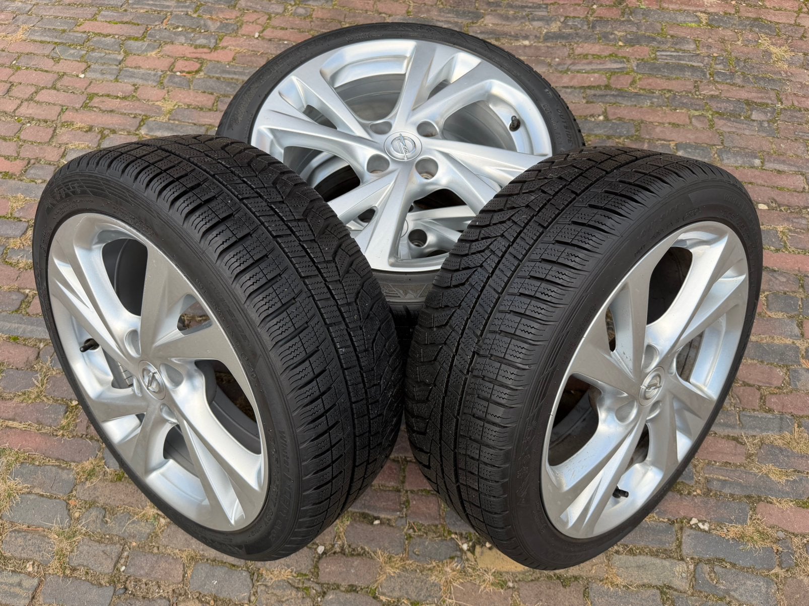 17” Opel Corsa F velgen + zeer goede 205/45R17 winterbanden, Banden en Velgen, 17 inch, 205 mm, Winterbanden