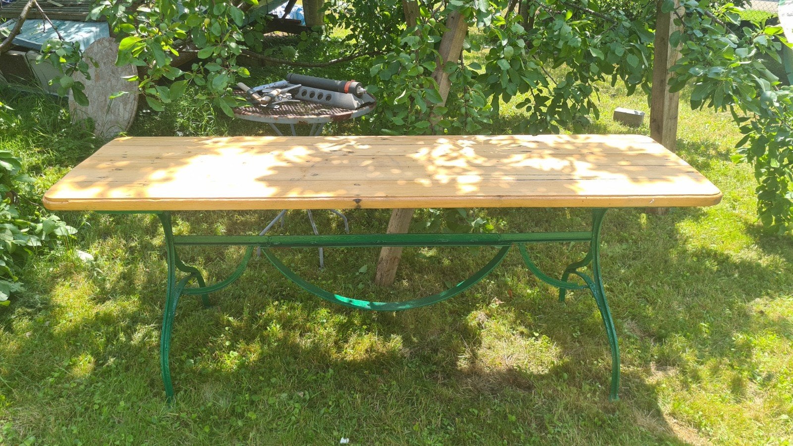 Grenen tuintafel met ijzeren onderstel + Gratis Stoelen, Ophalen of Verzenden, Gebruikt, Rechthoekig, Metaal