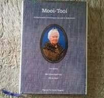 Mooi-Tooi. De klederdracht van de Scheveningse vrouw., Boeken, Ophalen of Verzenden, 20e eeuw of later, Zo goed als nieuw