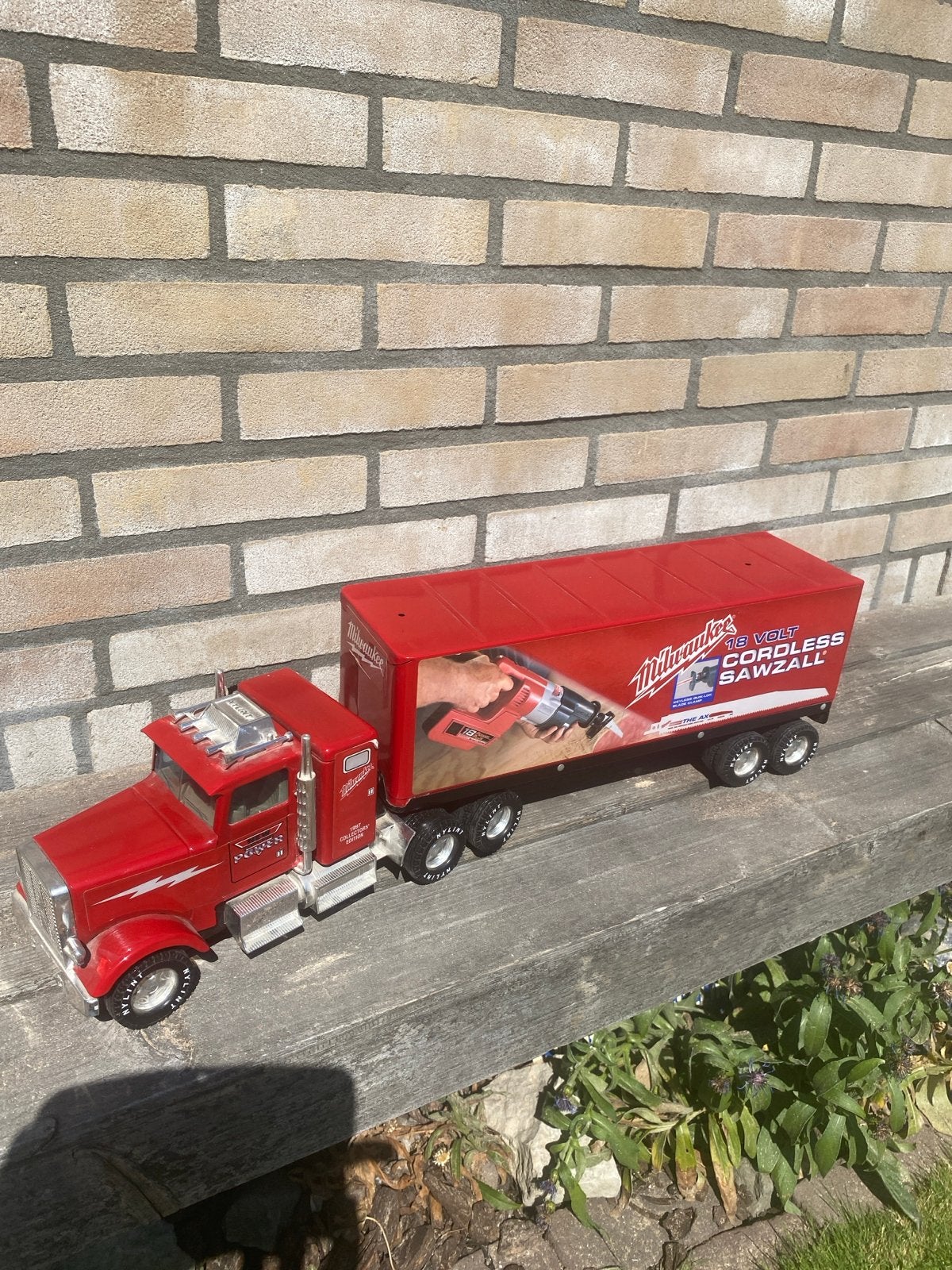Milwaukee Vrachtwagen Schaalmodel - Rode Truck met Trailer, Overige merken, Gebruikt, Groter dan 1:32, Ophalen of Verzenden