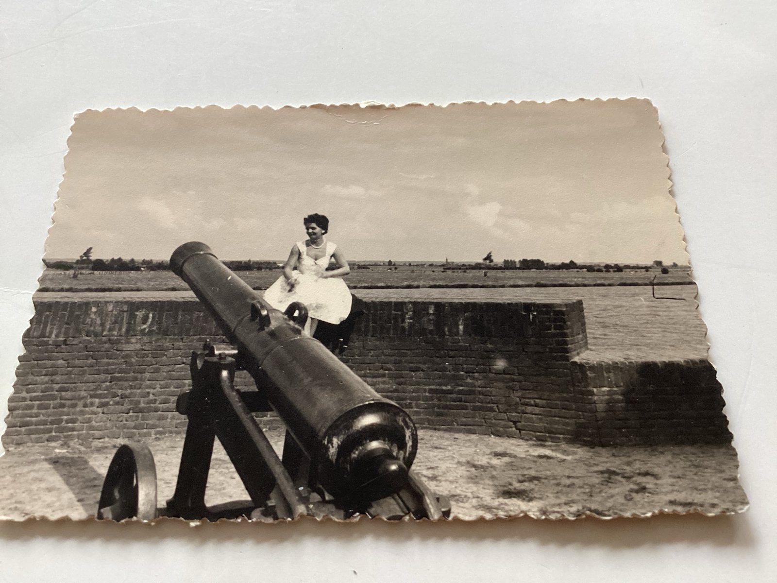 Vintage foto vrouw op kanon, jaren '50 afm is 6 x9 cm, Gebruikt, Foto, Ophalen of Verzenden, 1940 tot 1960