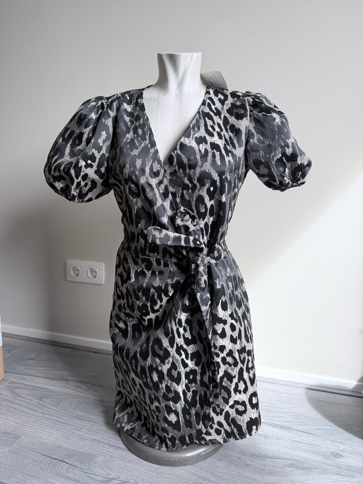 F.Fashion Panterprint Jurk met Pofmouwen - universele maat, Maat 38/40 (M), Zwart, Nieuw, Ophalen of Verzenden