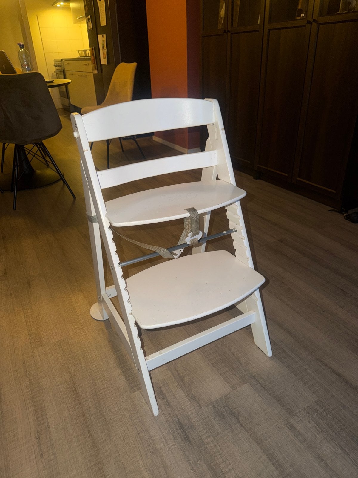 Kinderstoel wit - Prima staat, riempje licht verkleurd, Ophalen of Verzenden, Zo goed als nieuw, Meegroeistoel, Gordel(s)