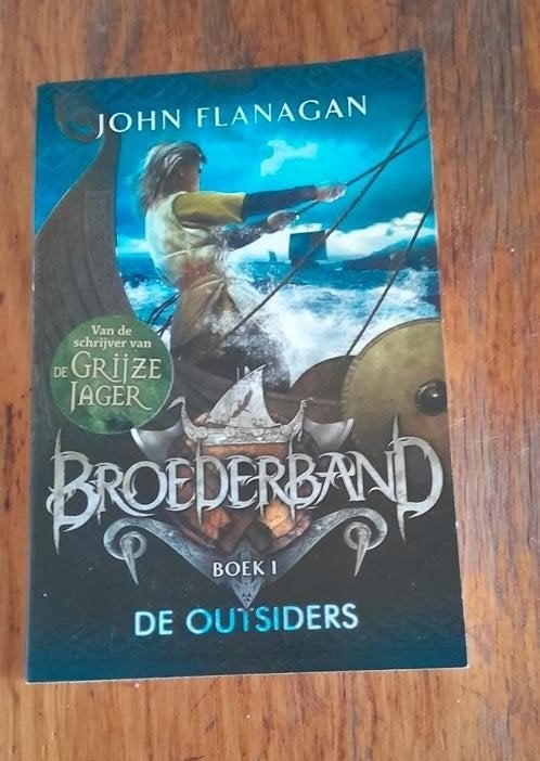 John Flanagan - De outsiders - boek nr 1 broederband, Ophalen of Verzenden, Gelezen, John Flanagan