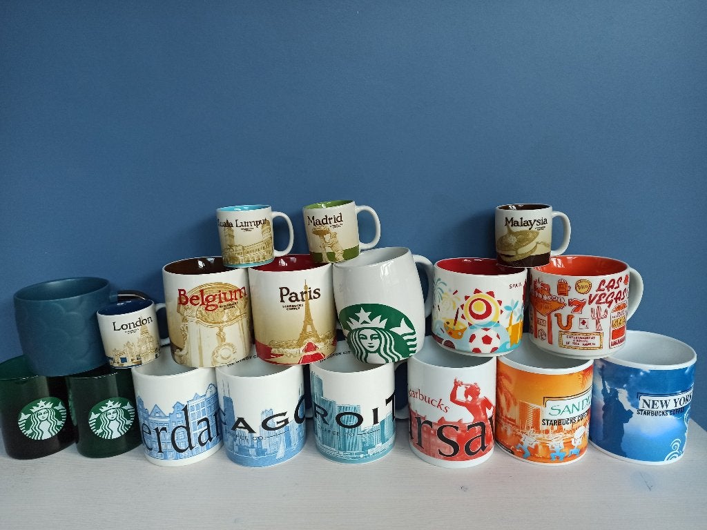 18 mokken Starbucks (afhaalprijs), Huis en Inrichting, Keuken | Servies, Ophalen, Gebruikt, Overige stijlen, Starbucks