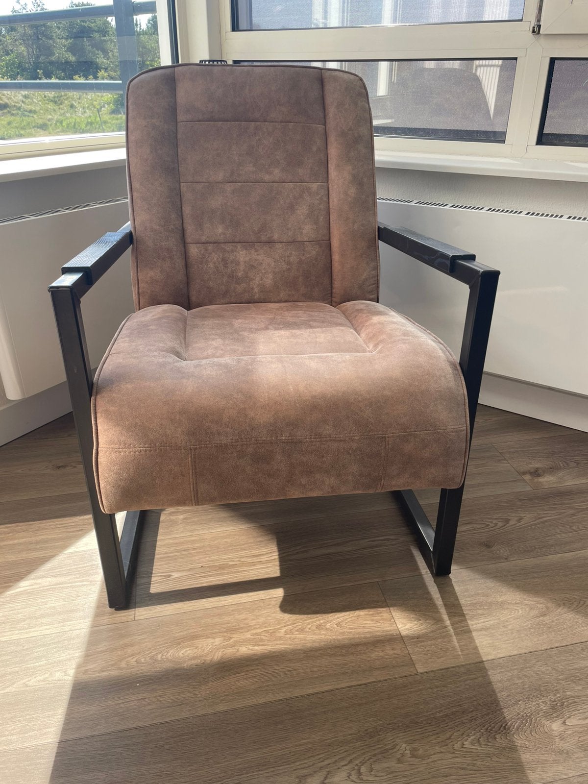 Comfortabele stoel met armleuningen. Cognac, zwart frame, Ophalen, Overige materialen, Gebruikt, 75 tot 100 cm