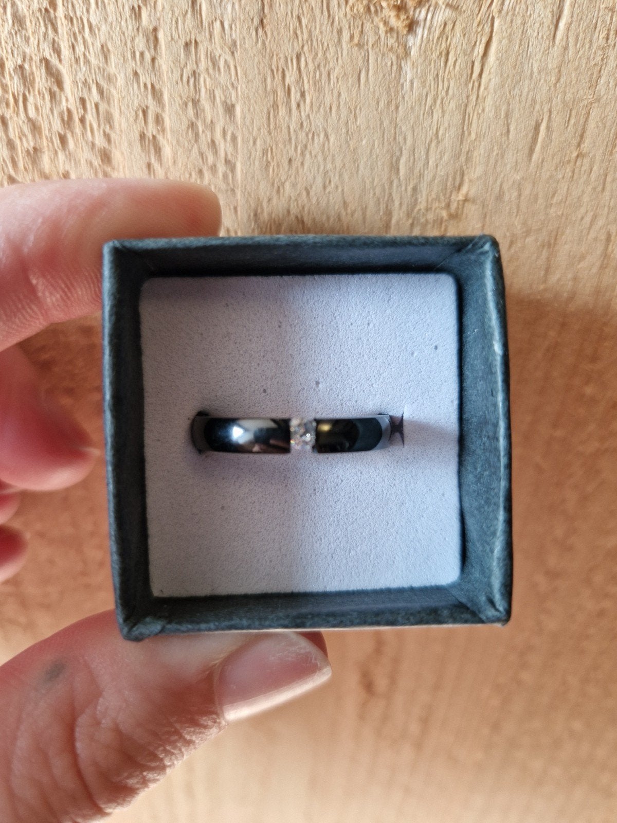 Zwarte ring met steen, Gebruikt, Zwart, Ophalen of Verzenden, 17 tot 18