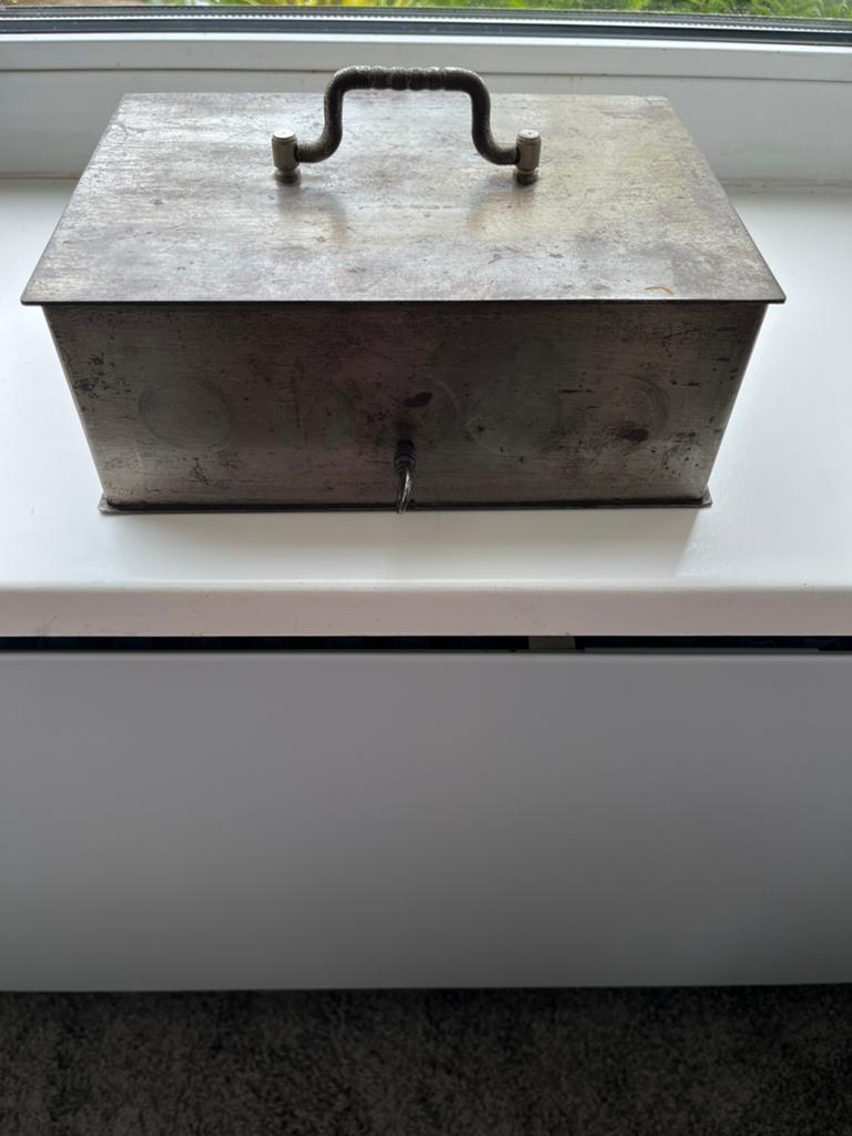 Antieke metalen geldkist-1925, Ophalen