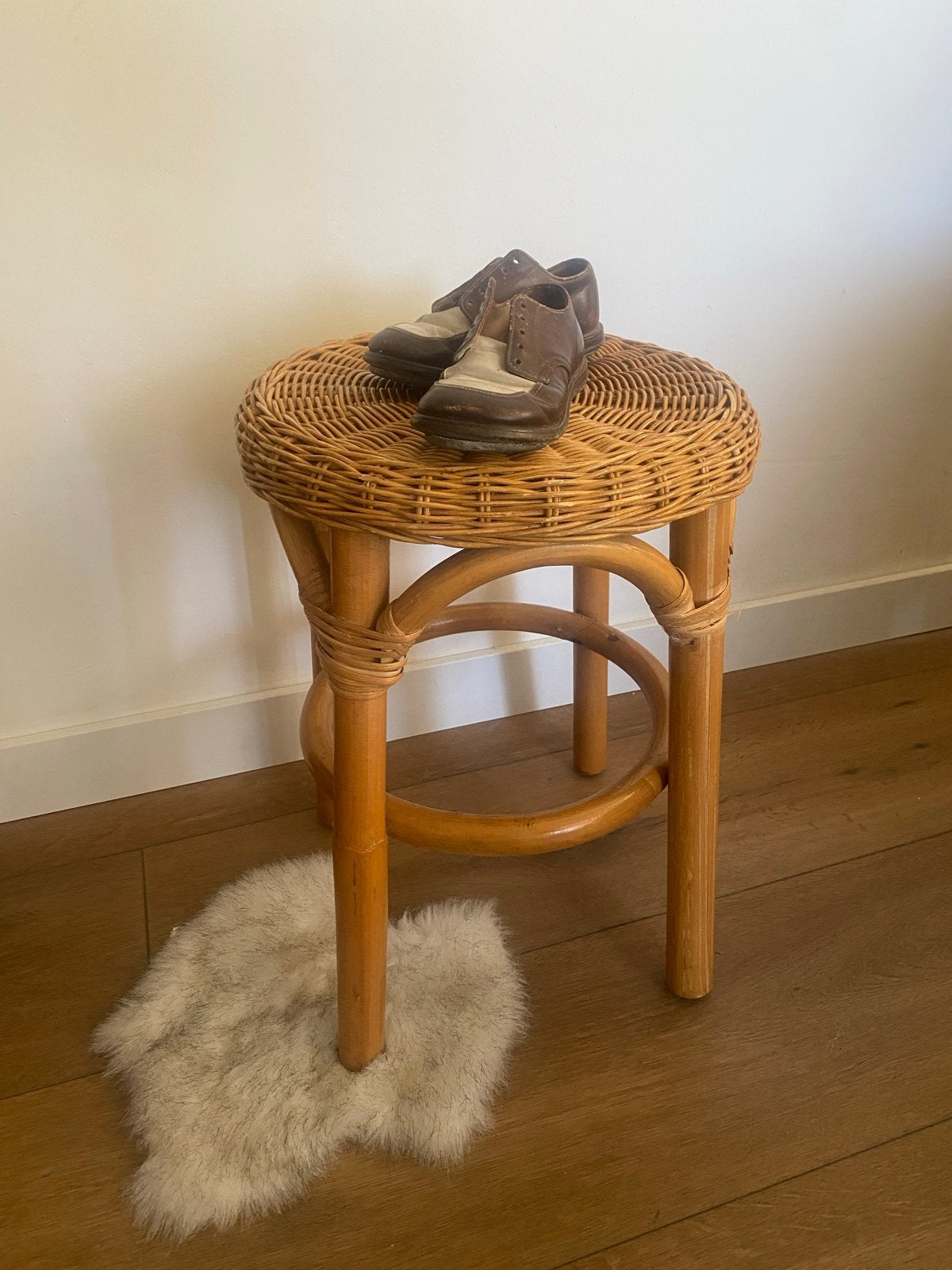 Vintage rieten / Rotan krukje / bijzettafel, Ophalen of Verzenden, Gebruikt, Overige materialen