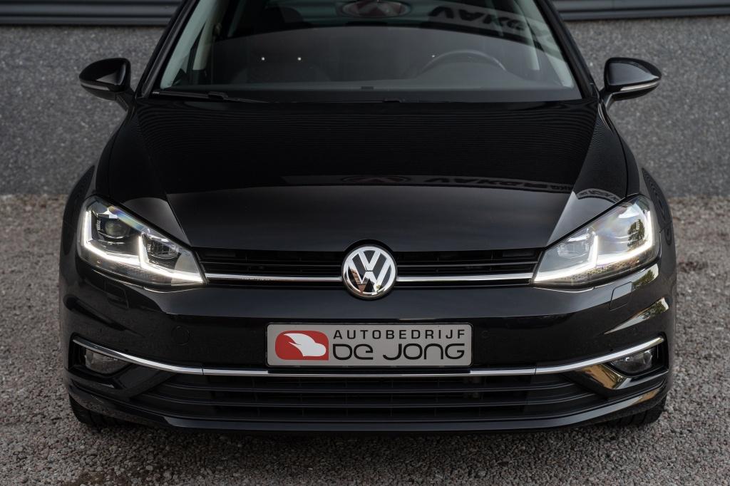 Volkswagen Golf 1.5 TSI 150PK Highline | Virtual Cockpit | C, Stof, 4 cilinders, 150 pk, Zwart