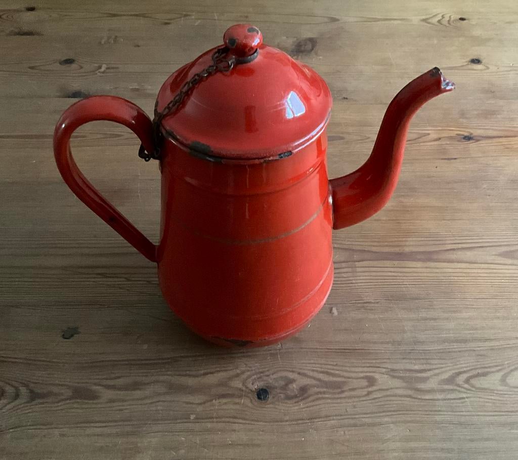 Rode emaille koffiepot, Ophalen