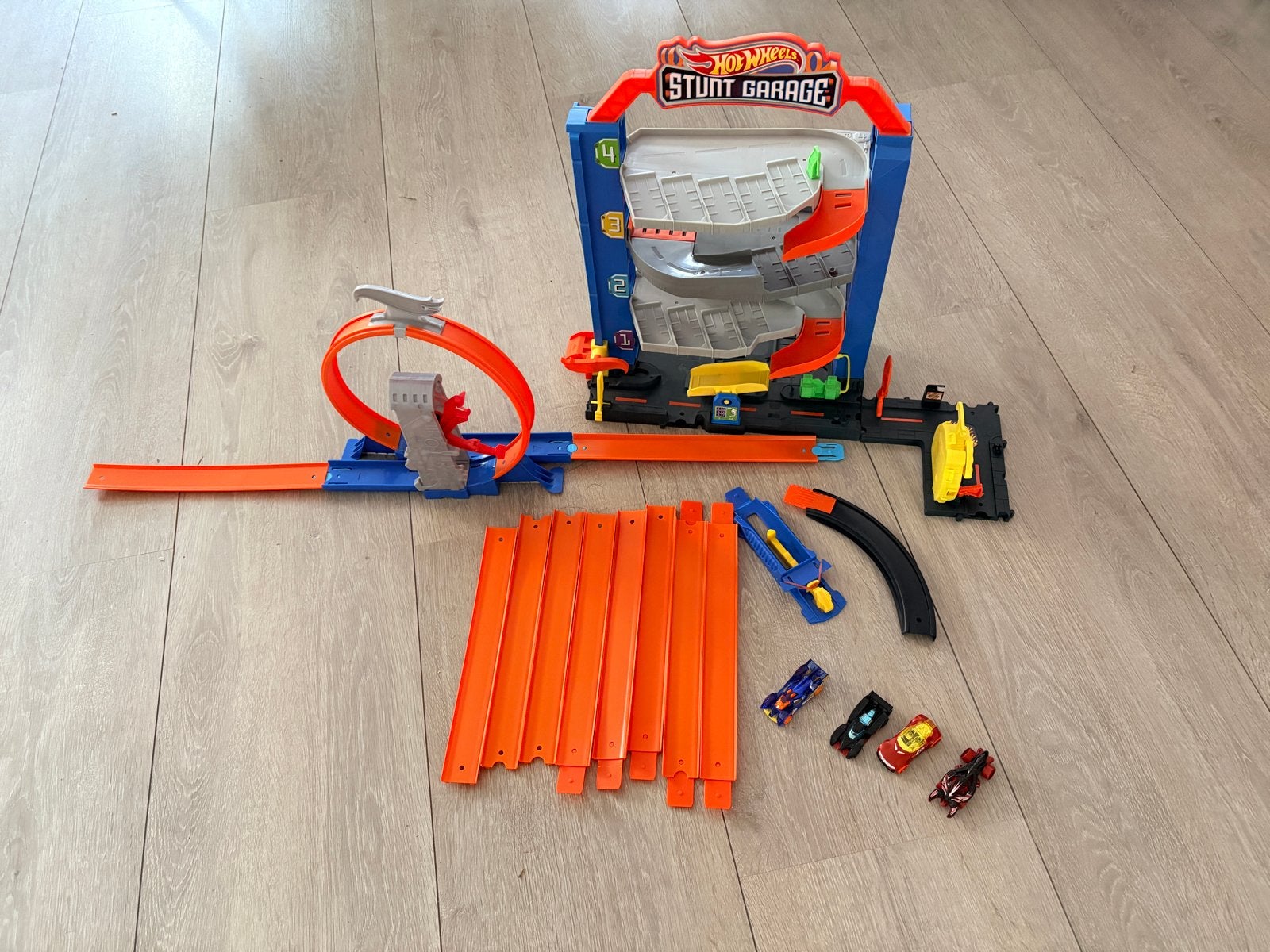 Hot Wheels Stunt Garage met extra banen en 4 auto's, Ophalen, Gebruikt