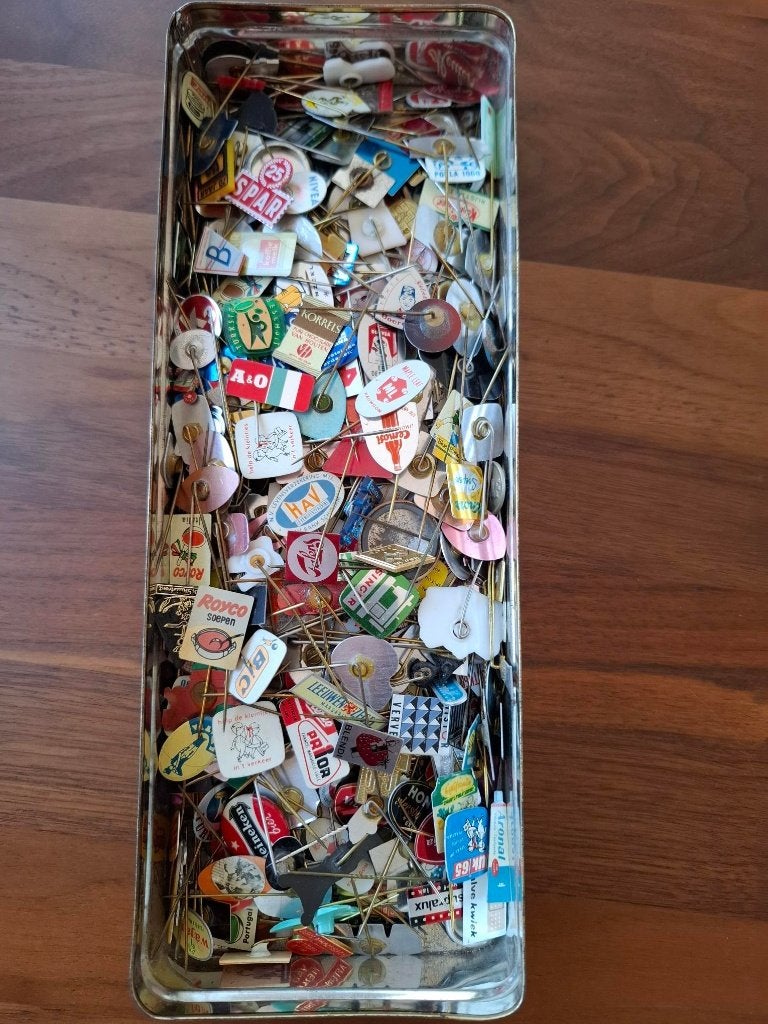 Doos vol speldjes, Verzamelen, Speldjes, Pins en Buttons, Ophalen of Verzenden, Gebruikt, Overige onderwerpen
