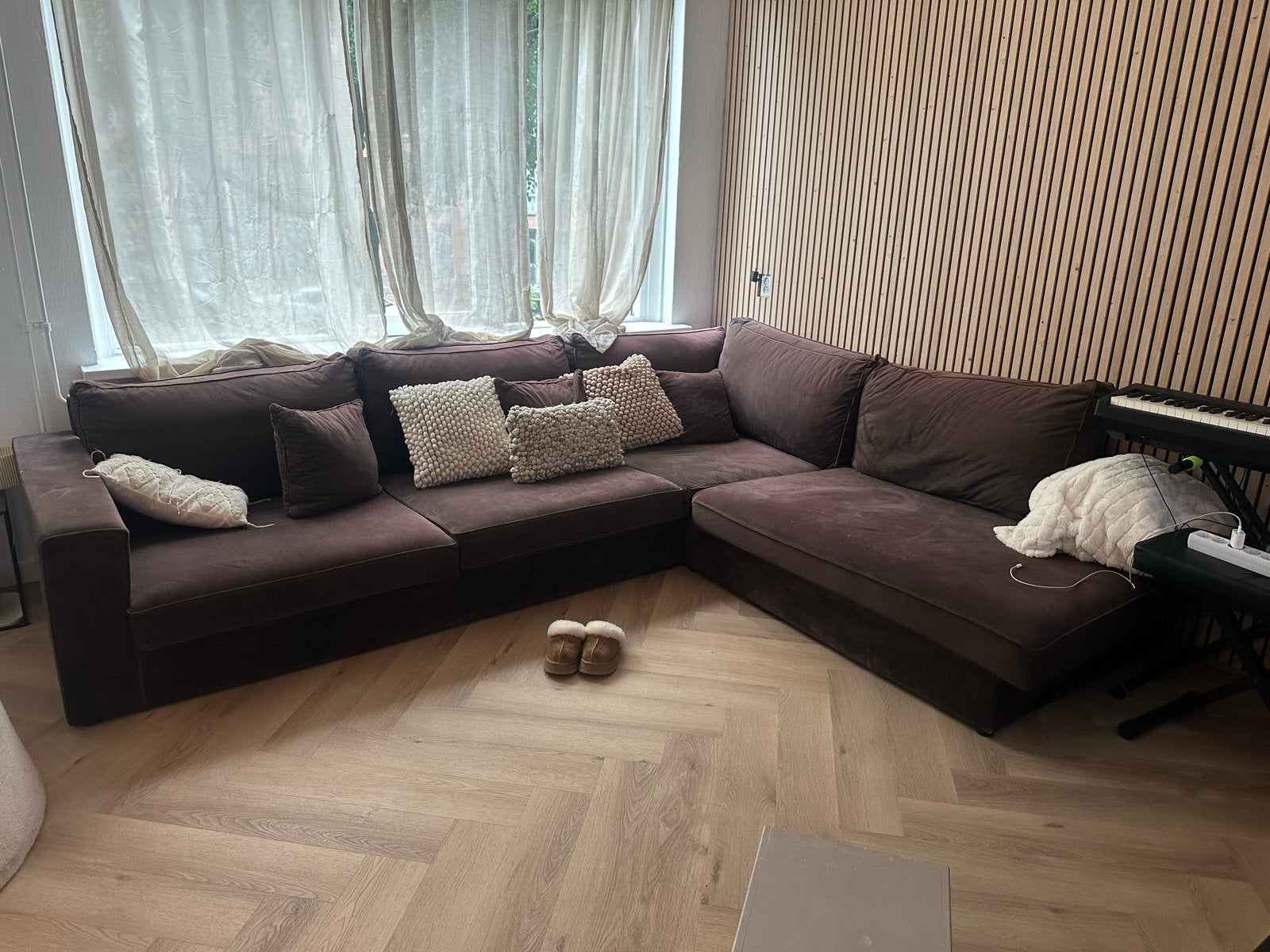 Gratis af te halen: Ruime hoekbank (reiniging nodig), Huis en Inrichting, Banken | Bankstellen, Ophalen, Gebruikt, 100 tot 125 cm