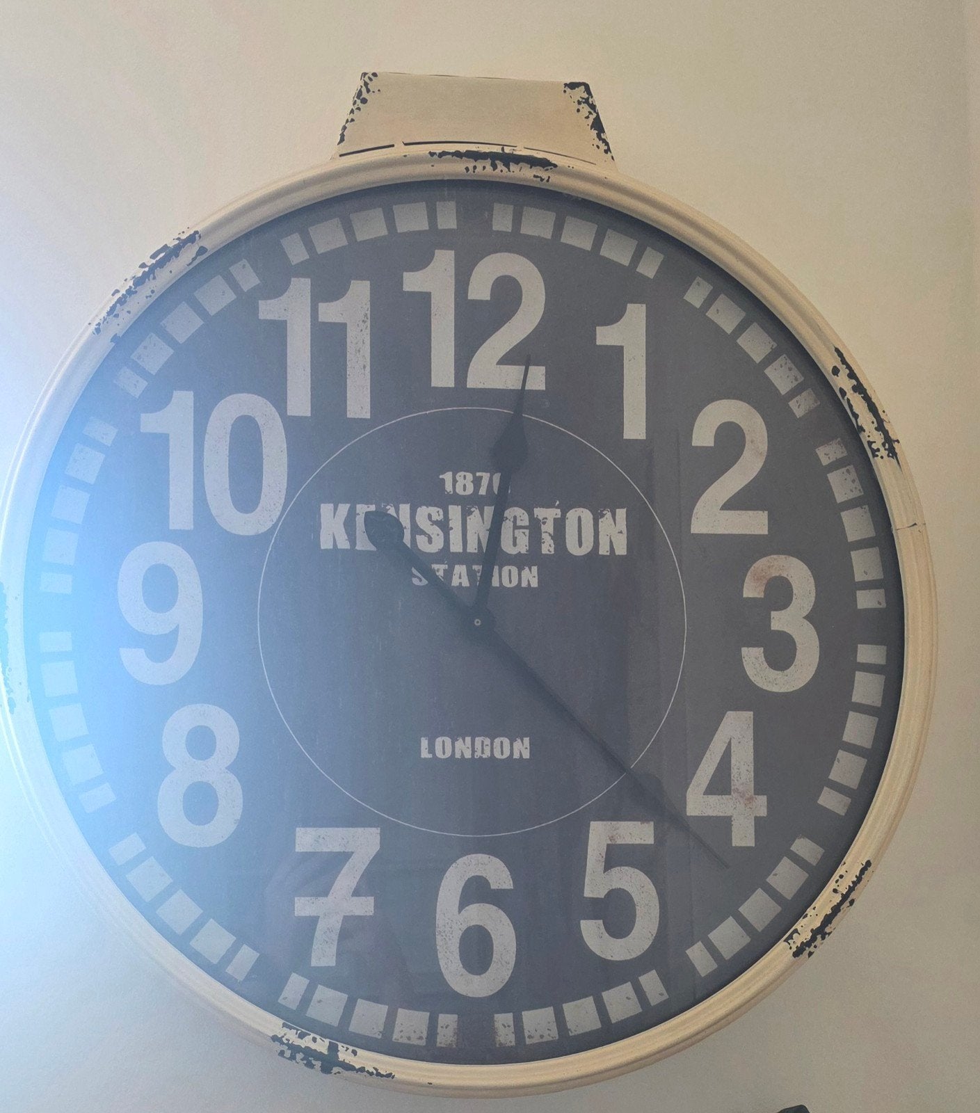 Grote Wandklok Kensington Station London - 60 cm diameter, Analoog, Ophalen of Verzenden, Zwart, Wandklok