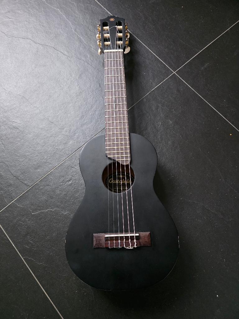 Linkshandige Guitalele Yamaha GL 1 zwart (E-stemming), Ophalen, Zo goed als nieuw, Overige typen, Met koffer