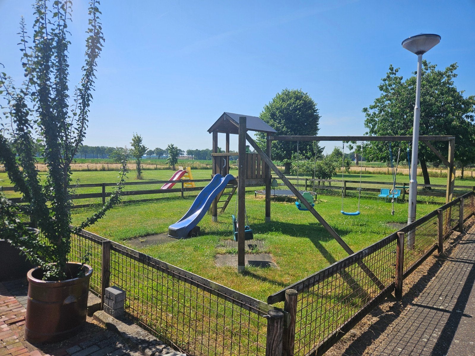 Gratis: Grote speeltuin met trampoline en glijbanen, Ophalen, Gebruikt