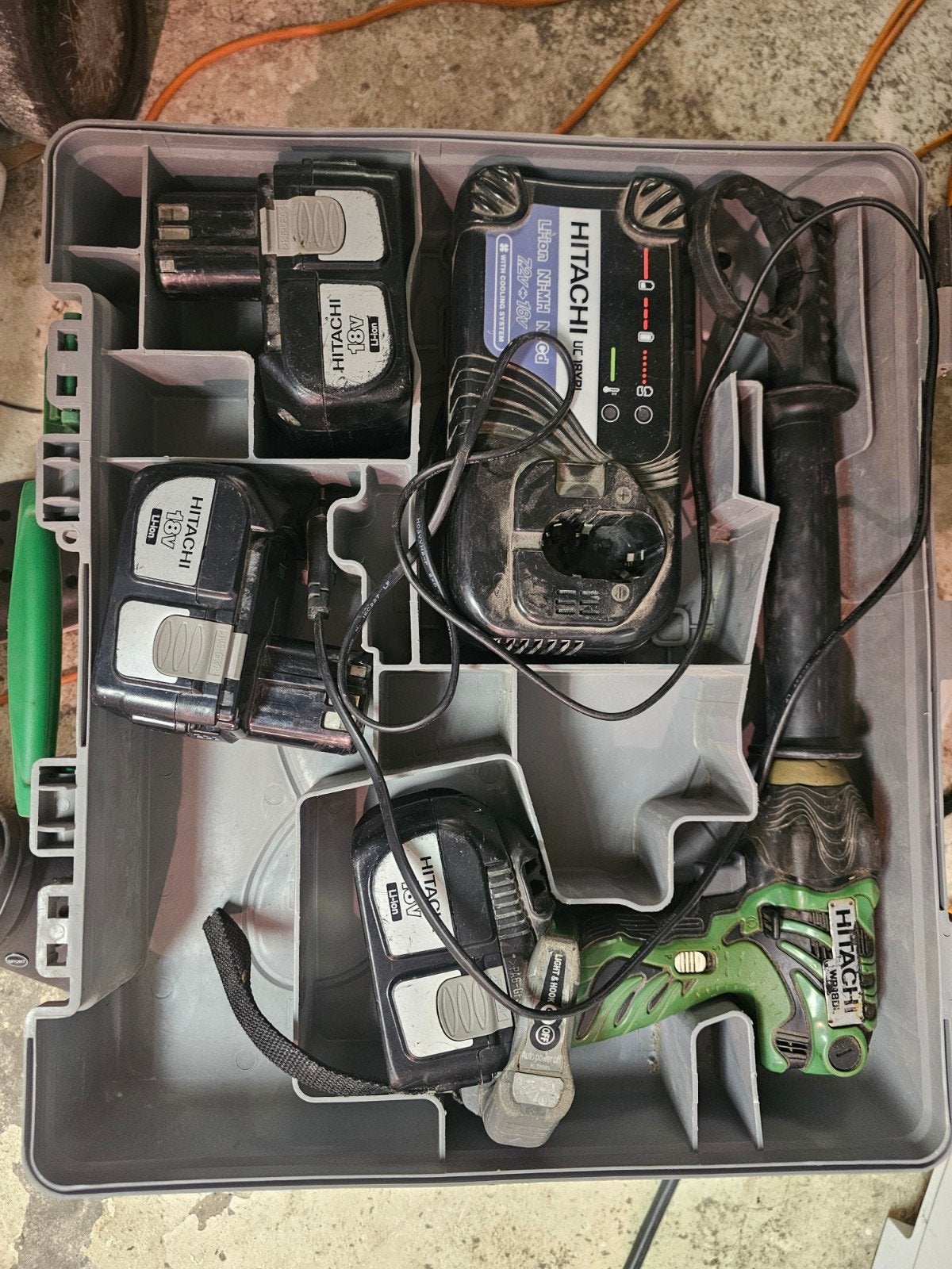 Hitachi boormachine met lader en 2 defecte accu's, Ophalen of Verzenden, Gebruikt, Boormachine