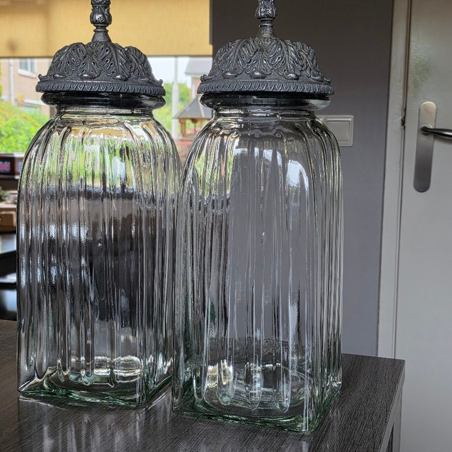 Set van 2 glazen vazen met gedetailleerde deksels, Huis en Inrichting, 43 cm, Geschikt voor droogbloemen, Transparant, Ophalen of Verzenden
