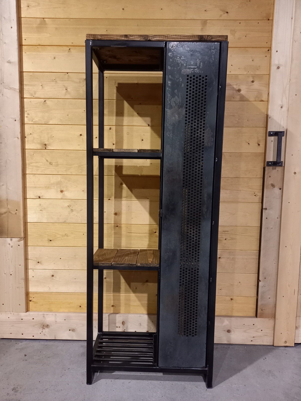 Handgemaakte industriële kast met open vakken en locker, Ophalen