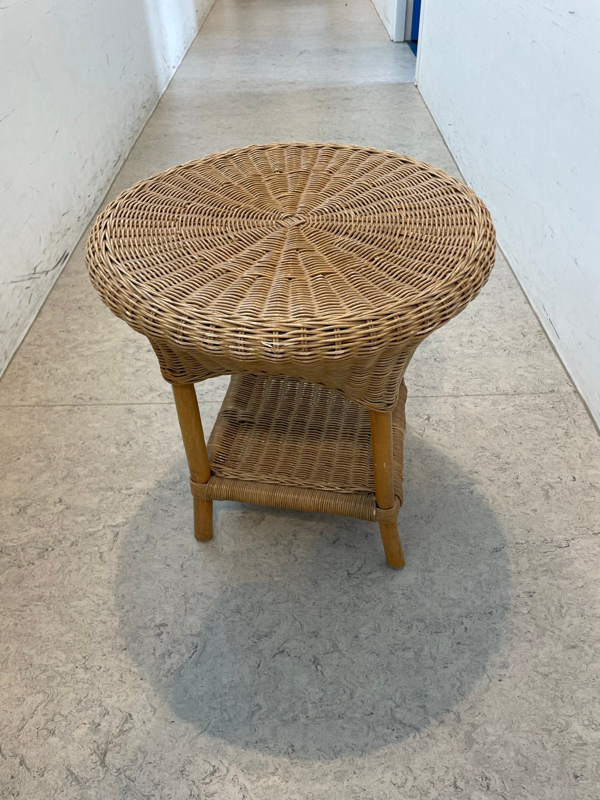 Rotan bijzettafel met extra plankje, Huis en Inrichting, Tafels | Bijzettafels, Overige materialen, Gebruikt, Rond, 55 tot 75 cm