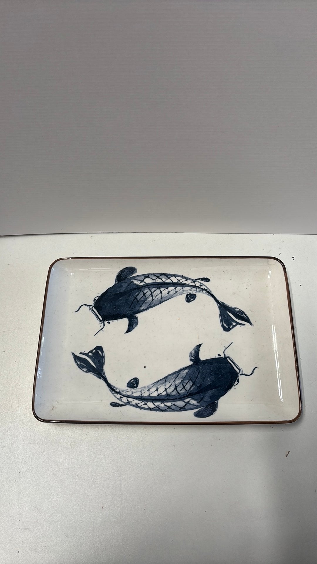 Decoratief keramieken schaaltje met koi vissen, Ophalen of Verzenden, Zo goed als nieuw, Blauw, Overige materialen